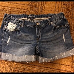 Amethyst cuffed jean shorts size 22